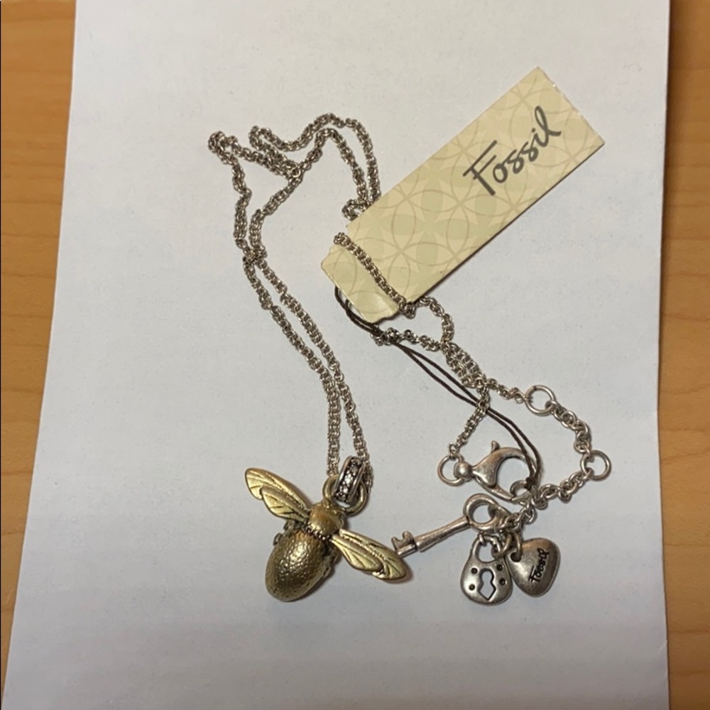 Super cute bee necklace